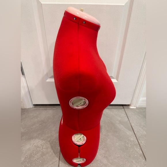 **Sold** Singer 150 red dress form adjustable sizes - Picture 4 of 5